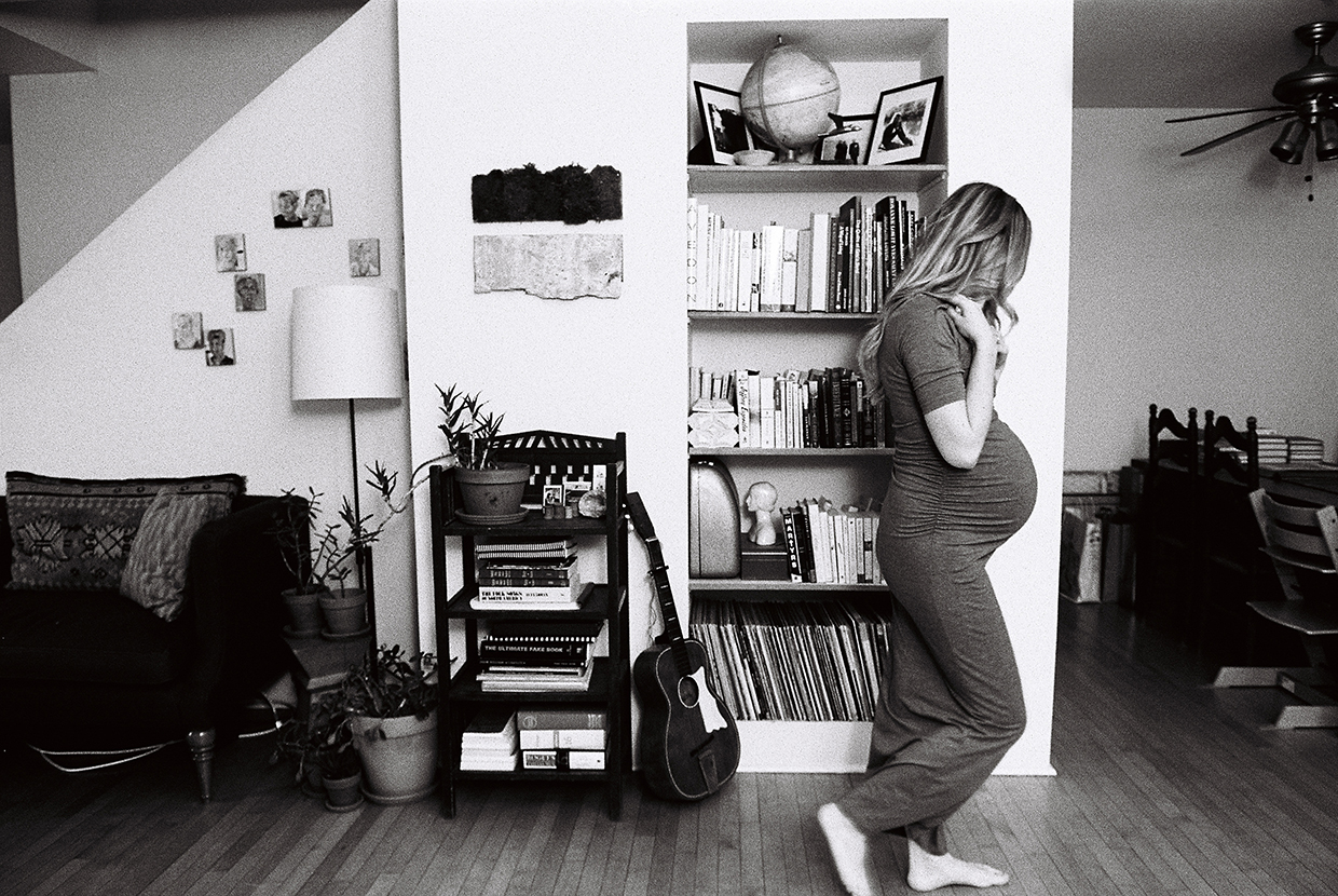 lifestyle maternity photographers in chicago